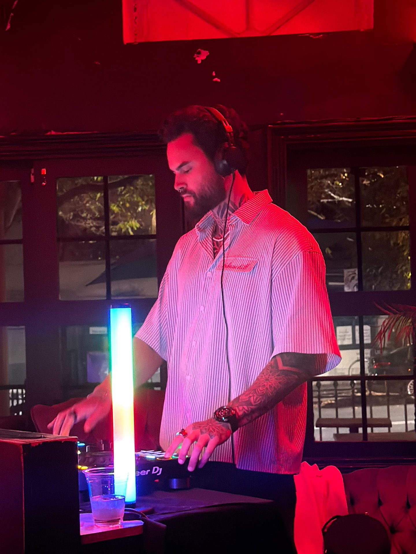 Anderson Darski playing a late night bar set under red lighting